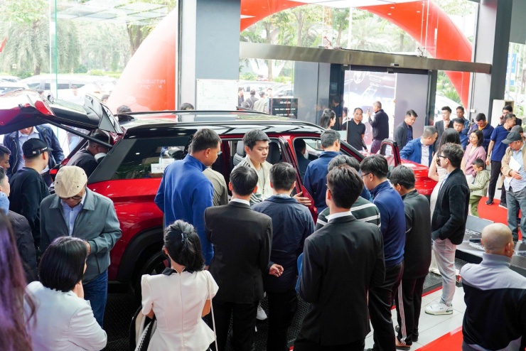 Đông đảo khách hàng tham gia trải nghiệm dòng xe mới tại Mitsubishi An Dân Hà Nội