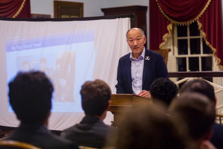 Ken Ono tham gia Chuỗi Diễn giả Danh tiếng của Hội Văn chương và Tranh biện Jefferson (Mỹ) vào ngày 3/10/2025. Ảnh: The Cavalier Daily