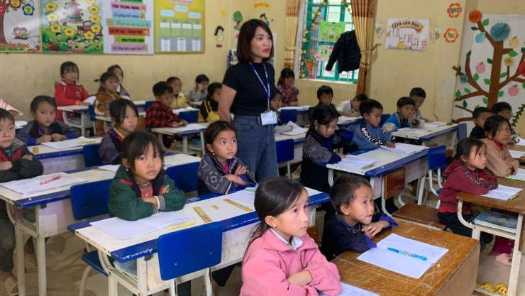 Học sinh Trường Tiểu học Mồ Dề, tỉnh Lào Cai (huyện Mù Cang Chải, Yên Bái cũ) học tiếng Anh qua sự hỗ trợ trực tuyến của giáo viên tại Hà NộiẢnh: NGHIÊM HUÊ