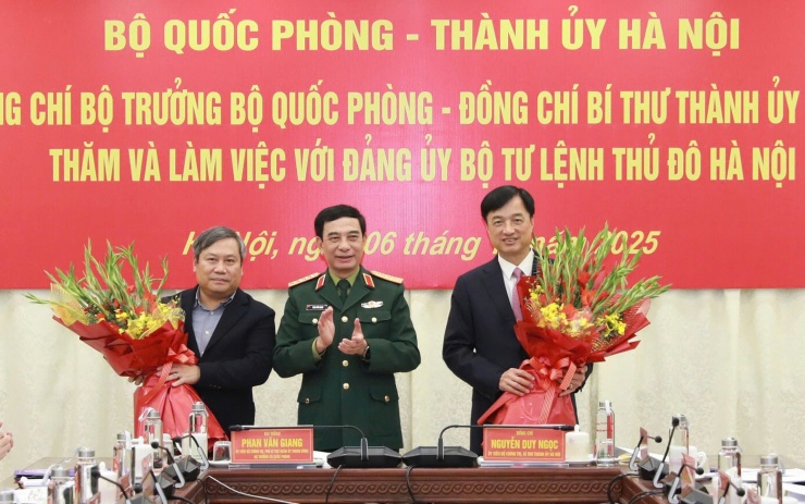 Đại tướng Phan Văn Giang tặng hoa chúc mừng Bí thư Thành ủy Hà Nội Nguyễn Duy Ngọc và Chủ tịch UBND TP Hà Nội Vũ Đại Thắng. Ảnh: Cổng TTĐT TP