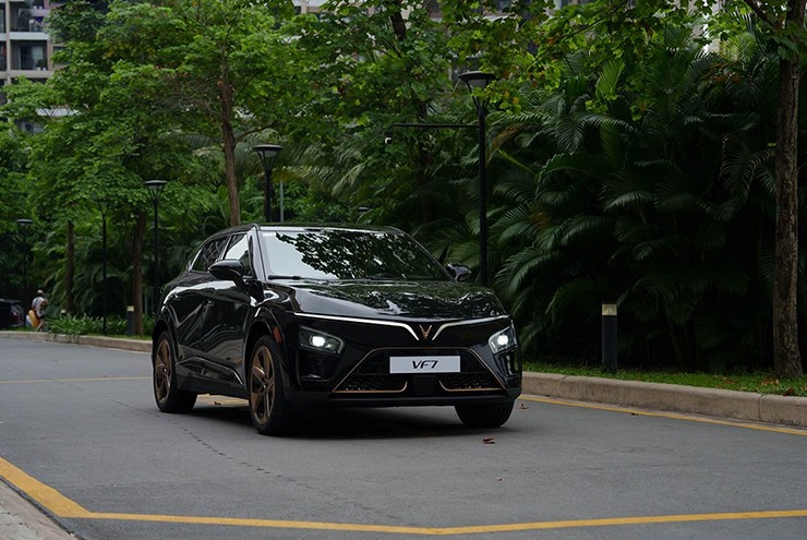 Giá xe VinFast VF 7 lăn bánh kèm ưu đãi tháng 12/2025