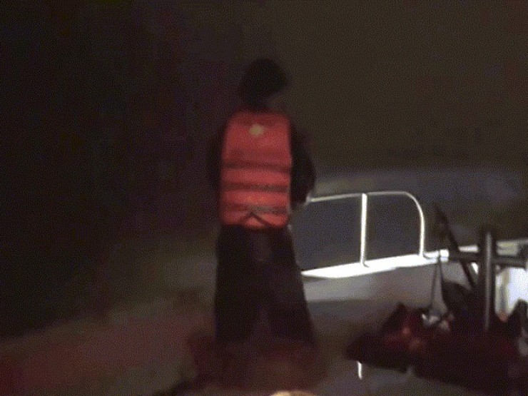 VIDEO: Giây phút sinh tử trong đêm ở biển cửa Gianh