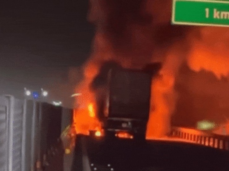 Clip 3 ô tô lao vào nhau rồi cùng bốc cháy ngùn ngụt trên đường cao tốc Vân Phong – Nha Trang