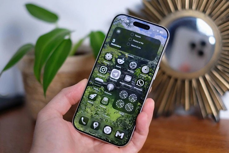 Apple phát tín hiệu cho người dùng iPhone lười lên đời iOS 26 - 1