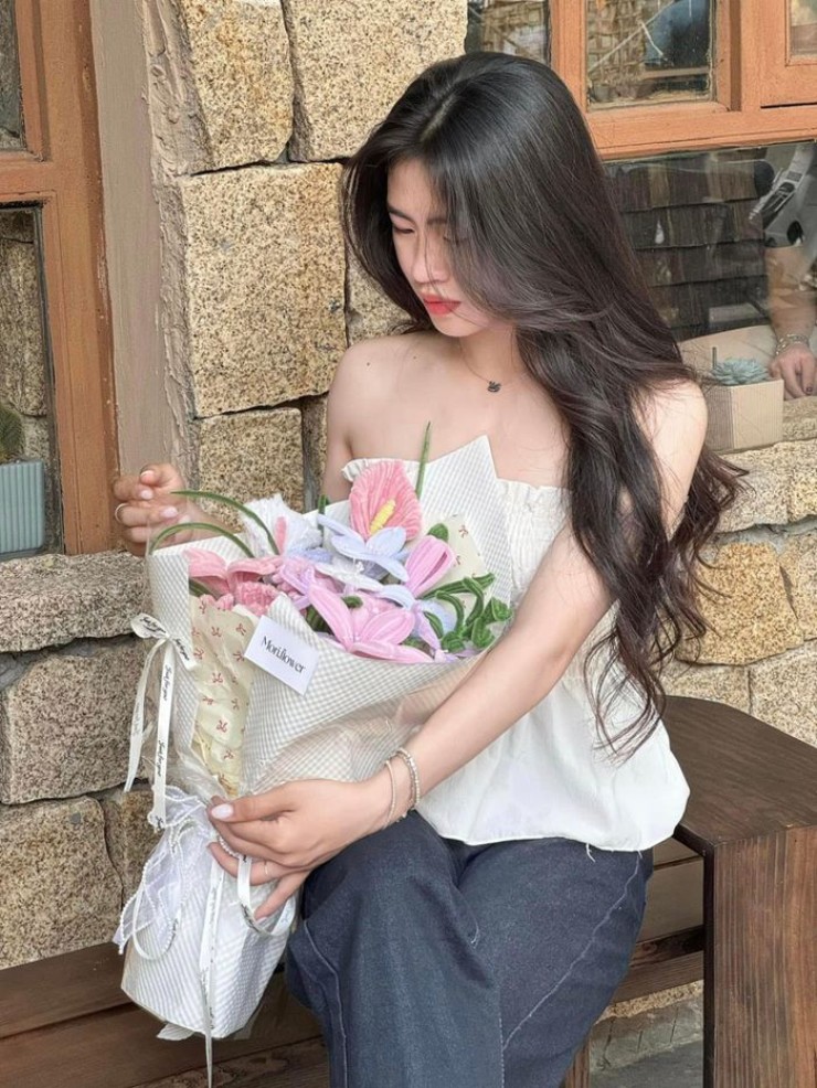 Thanh Nhã mạnh mẽ trên sân bóng, dịu dàng ngoài đời thực 