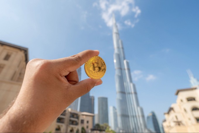 Biểu trưng Bitcoin được chụp bên dưới một tòa nhà tại Dubai, UAE. Ảnh: Entrepreneur