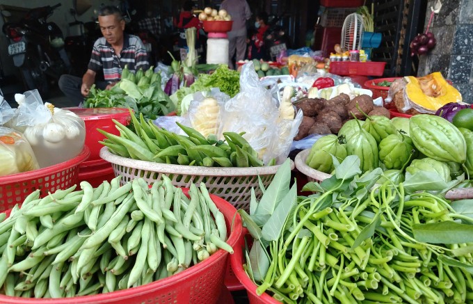 Rau xanh được bày bán tại sạp của bà Loan ở chợ Xóm Mới, phường An Hội Đông (TP HCM). Ảnh: Hồng Châu