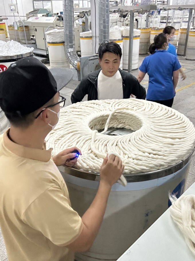 Nam làm việc với các nhà máy để biến xơ dứa thành sợi để có thể dệt vải, tháng 11/2025. Ảnh: Phan Văn Đức
