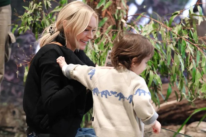 Lindsay đưa con trai đi thăm sở thú. Ảnh: Instagram Lindsay Lohan