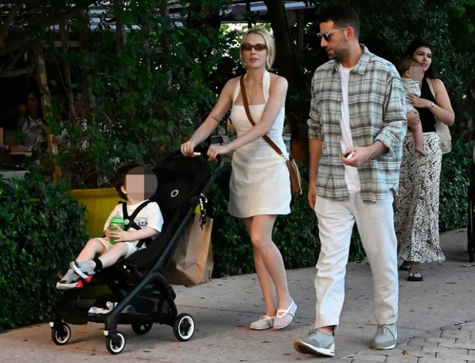Lindsay cùng chồng đưa con đi dạo ở Miami vào tuần này. Ảnh: TMZ