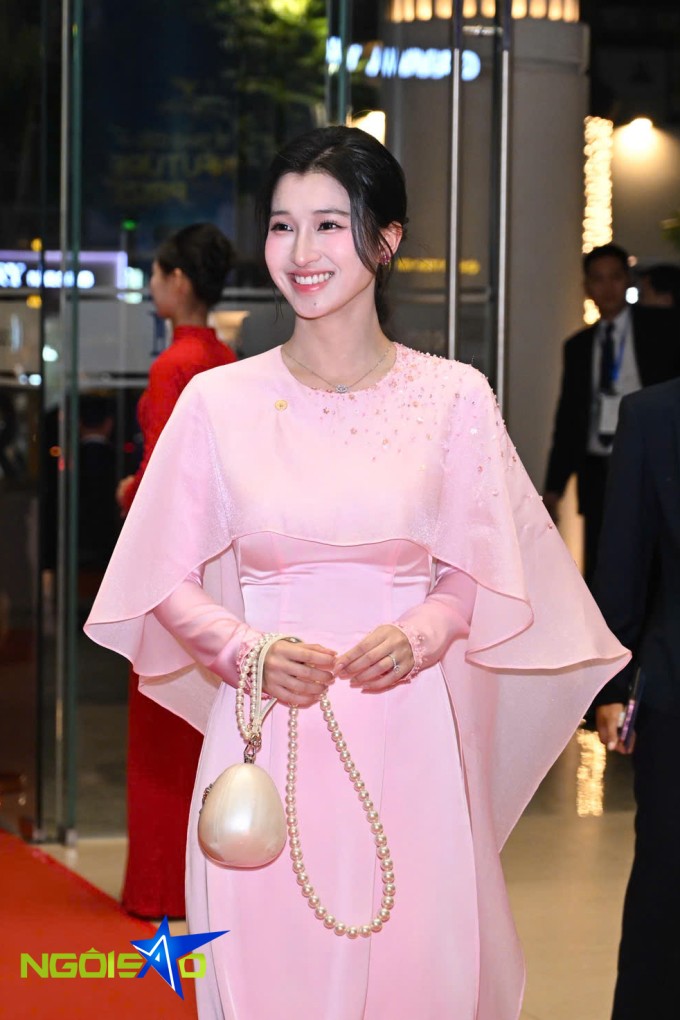 Phương Nhi rạng rỡ xuất hiện trong sự kiện của nhà chồng. Ảnh: Giang Huy