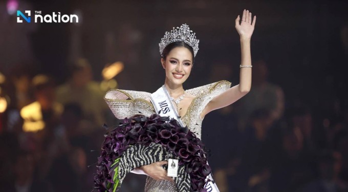Suchata Chuangsri là người đẹp Thái Lan đầu tiên đăng quang Miss World sau 70 năm. Cô hiện 22 tuổi, là sinh viên Luật tại Đại học Thammasat, chuyên ngành Quan hệ quốc tế. Suchata nổi bật với gương mặt khả ái, phong thái đĩnh đạc, vóc dáng quyến rũ, chiều cao 1,8 m. Cô có lượng fan hùng hậu ở Thái Lan và quốc tế vì từng đoạt á hậu 3 Miss Universe 2024. Ảnh: The Nation