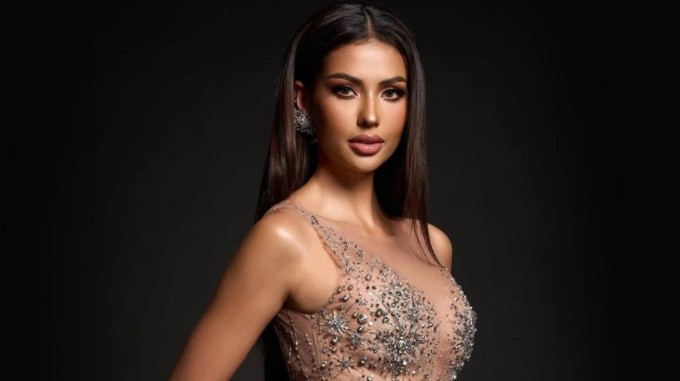 Antonia Porsild, sinh năm 1996 tại Thái Lan, hiện 29 tuổi. Cô cao khoảng 1,75 m, mang quốc tịch Thái Lan – Đan Mạch. Cô tốt nghiệp ngành Quản trị Kinh doanh Quốc tế và là người mẫu chuyên nghiệp. Antonia từng đăng quang Miss Supranational 2019, trở thành đại diện Thái Lan đầu tiên giành vương miện này. Năm 2023, cô là Miss Universe Thailand và đạt Á hậu 1 Miss Universe 2023. Ảnh: India Today