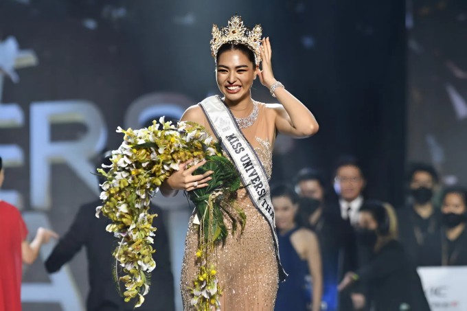 Anchilee Scott-Kemmis sinh năm 1999, cao khoảng 1,83 m, mang quốc tịch Thái Lan - Australia. Cô tốt nghiệp ngành Quản trị Kinh doanh tại Đại học Chulalongkorn và là người mẫu, influencer nổi tiếng. Anchilee đăng quang Miss Universe Thailand 2021 và đại diện Thái Lan tham dự Miss Universe 2021, lọt vào Top 10. Trước khi theo sự nghiệp người mẫu, cô từng là VĐV bóng chuyền, có thể chơi tốt cả bóng rổ và bóng bầu dục. Ảnh: Khaosod