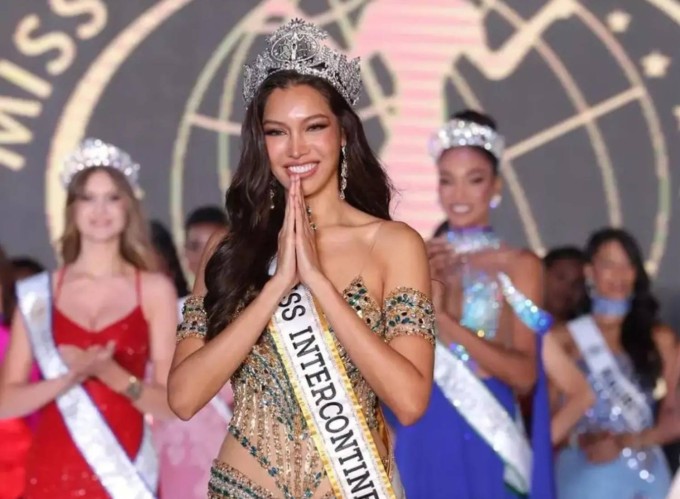 Chatnalin Chotjirawarachat được khen ngợi với phong cách gợi cảm, sang trọng và hiện đại. Người đẹp sinh năm 1997 cao 1,78 m, đăng quang Hoa hậu liên lục địa (Miss Intercontinental) và là Á hậu 1 Miss Universe Thái Lan 2023. Chatnalin tốt nghiệp cử nhân nghệ thuật truyền thông tại Cao đẳng quốc tế thuộc Đại học Bangkok. Ảnh: Missology