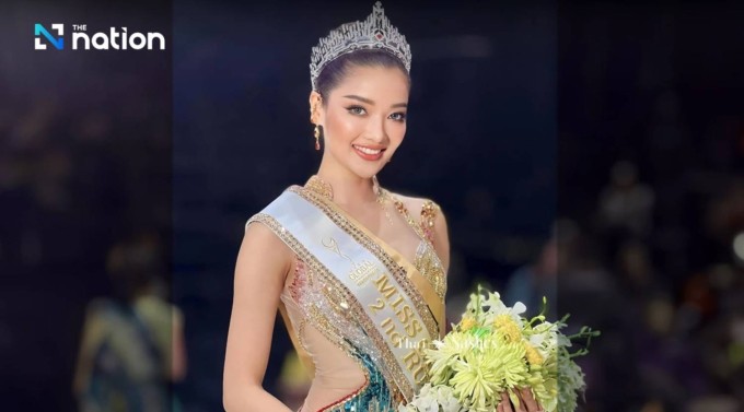 Chonnikarn Supittayaporn là Hoa hậu Thái Lan, Á hậu 2 Hoa hậu toàn cầu (Miss Global) 2023. Cô sinh năm 1998, cao 1,7 m, hiện là người mẫu và diễn viên. Cô có bằng cử nhân Khoa dược tại Đại học Chiangmai, sau đó học lên Thạc sĩ Khoa quản lý sau đại học thuộc Đại học Sripatum. Chonnikarn có thể sử dụng ngôn ngữ ký hiệu để giao tiếp với người khiếm thính. Ảnh: The Nation