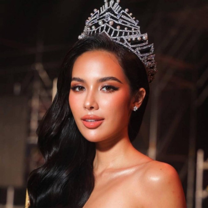 Saffron Maya Snook là đương kim Hoa hậu Toàn cầu Thái Lan 2025. Cô sinh năm 2002 và cao 1,71 m. Saffron học cấp ba ở trường quốc tế Shrewsbury, rồi tốt nghiệp loại xuất sắc ngành tiếp thị và quản lý với tâm lý học ở Đại học Sussex, Anh. Ảnh: Facebook Saffron Maya Snook