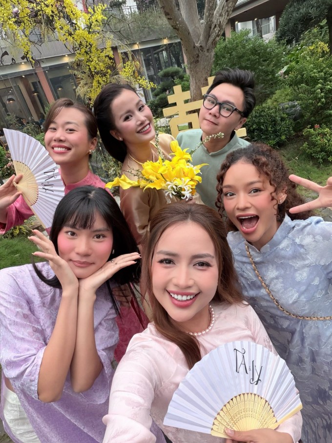 Hội bạn thân diện áo dài màu pastel mừng Hương Ly làm lễ gia tiên.