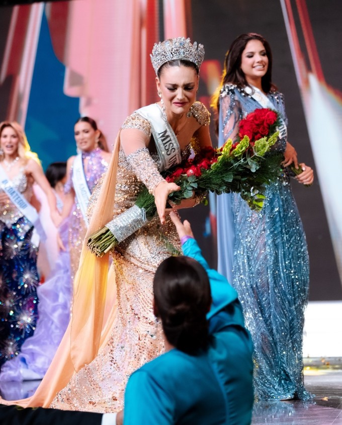 Cô gái Gen Z xúc động nắm tay mẹ sau khi giành vương miện hoa hậu.