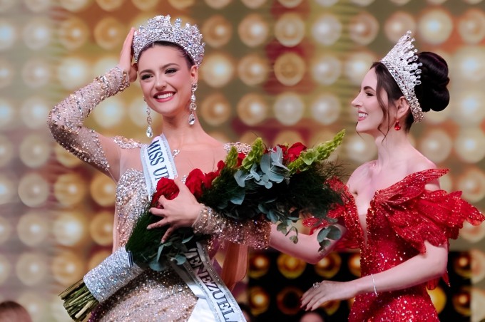 Tân hoa hậu là diễn viên và người mẫu đang định cư ở London, tốt nghiệp ngành nghệ thuật sân khấu tại một trường ở Anh. Trong một lần về nước, Clara Vegas đăng ký dự thi Hoa hậu Venezuela và trở thành tâm điểm chú ý trên mạng xã hội không chỉ bởi nhan sắc xinh đẹp, còn vì cô là con gái Hoa hậu Venezuela 1990, Andreina Goetz.