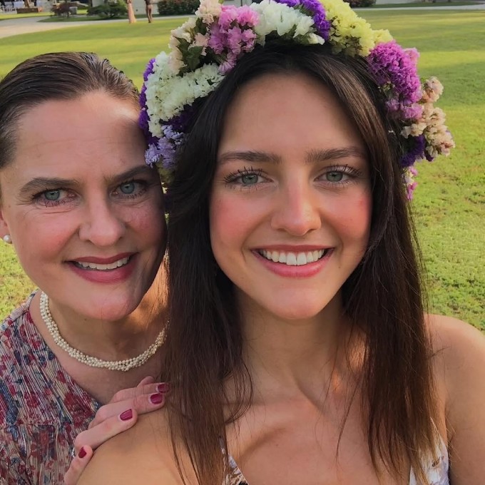 Clara Vegas bên mẹ vài năm trước.