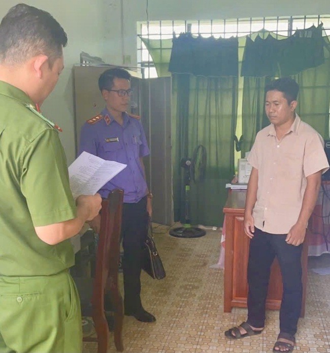 Cơ quan chức năng đọc lệnh khởi tố ông Ức Kim Khoan. Ảnh: CALĐ