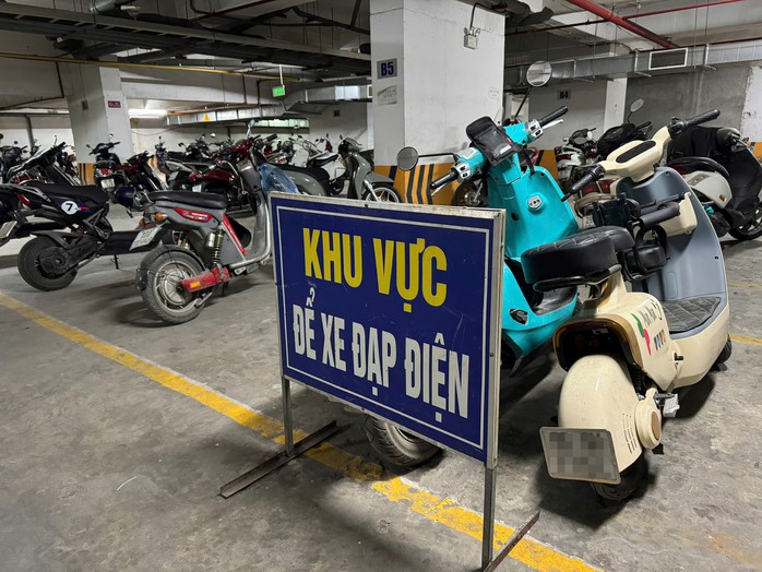 Khu vực để xe điện dưới hầm chung cư HH Linh Đàm. Ảnh: NGUYỄN HƯỞNG