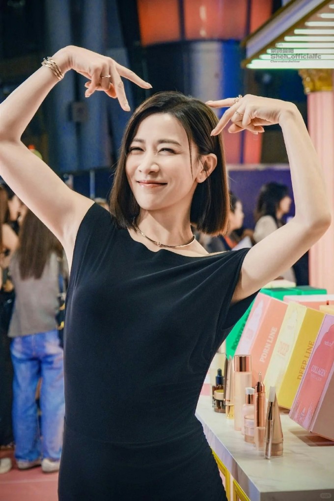 Sau gần 30 năm hoạt động showbiz, Xa Thi Mạn dường như không già đi chút nào. Ảnh: Xiaohongshu