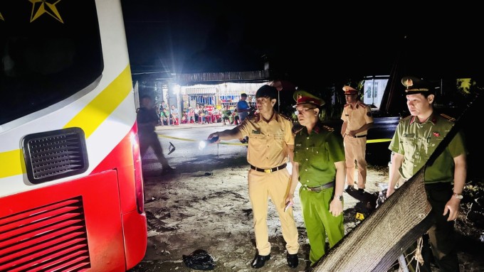 Cảnh sát khám nghiệm hiện trường tối 5/12. Ảnh: Minh Bằng