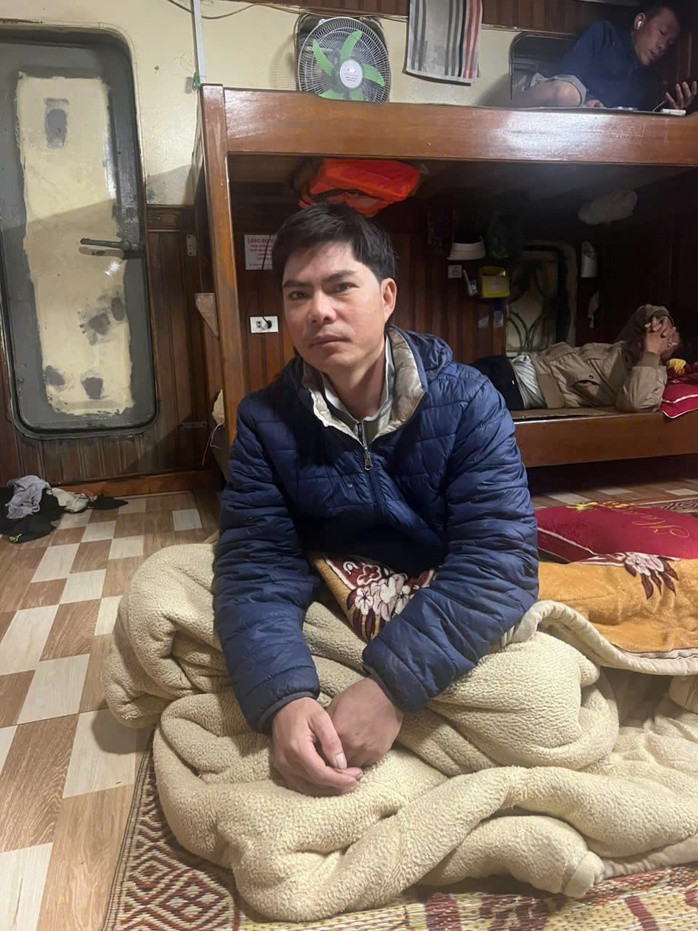 Ngư dân Nguyễn Văn Nhân được tàu vận tải Khánh Minh 09 cứu vớt lên tàu