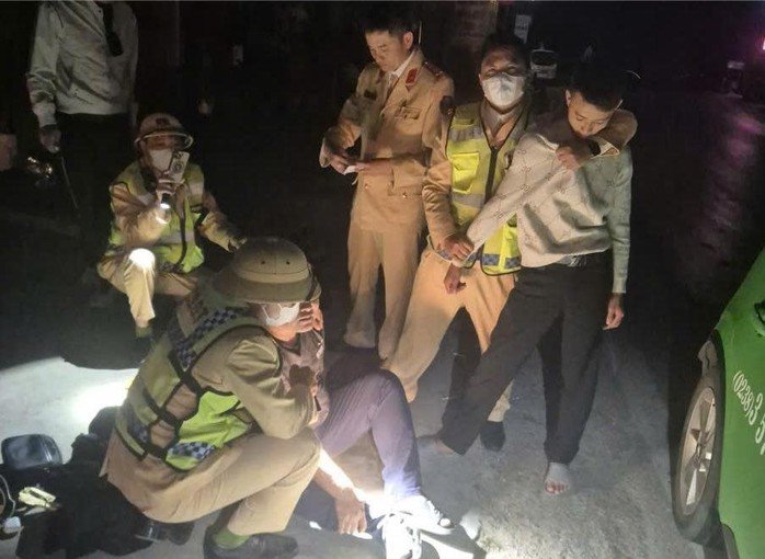 Ba đối tượng liên quan bị bắt giữ về hành vi tàng trữ trái phép chất ma tuý. Ảnh: Công an cung cấp