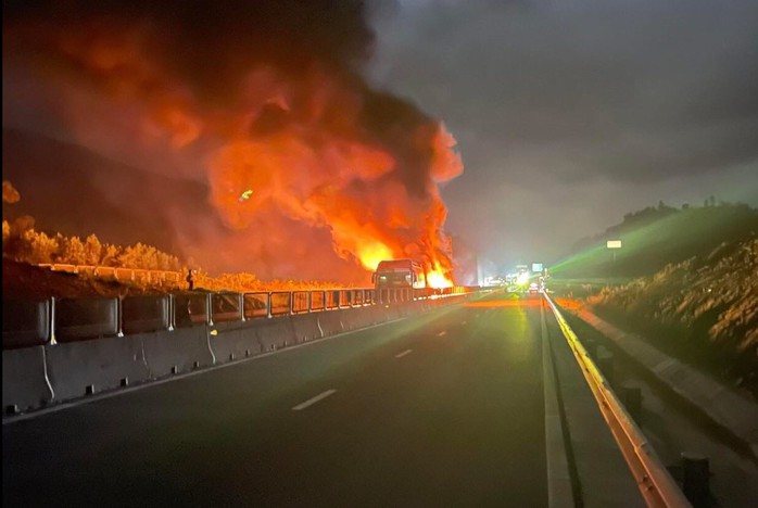 Ba ô tô bốc cháy ngùn ngụt trên tuyến cao tốc Vân Phong – Nha Trang