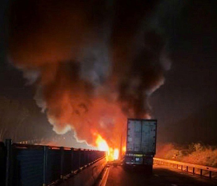 Clip 3 ô tô lao vào nhau rồi cùng bốc cháy ngùn ngụt trên đường cao tốc Vân Phong – Nha Trang - 2