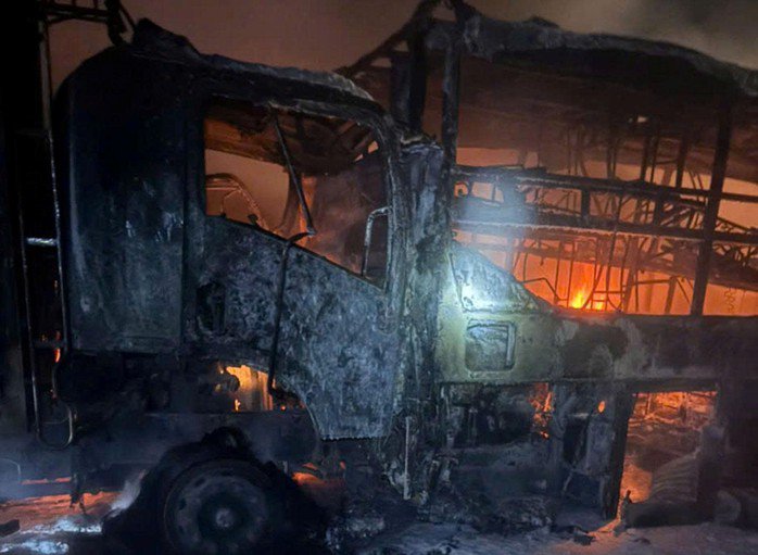 Ô tô trơ khung sau vụ cháy