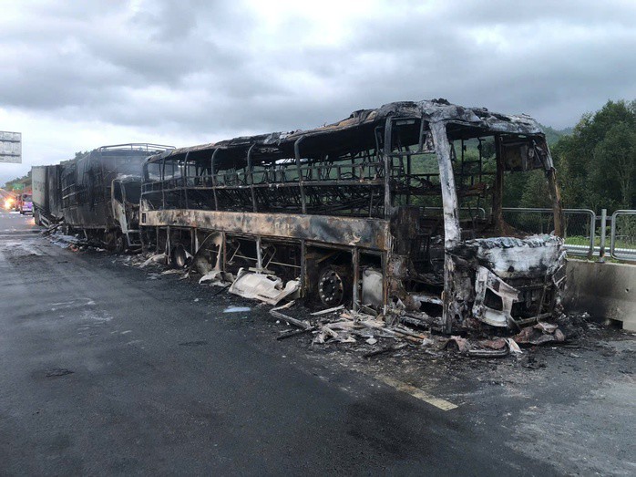 Clip 3 ô tô lao vào nhau rồi cùng bốc cháy ngùn ngụt trên đường cao tốc Vân Phong – Nha Trang - 4