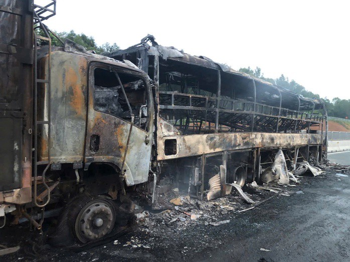 Sau vụ tai nạn vào sáng 6-12, các ô tô chỉ còn khung sắt