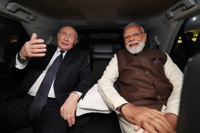 Tổng thống Nga Vladimir Putin (trái) và Thủ tướng Ấn Độ Narendra Modi đi chung xe về dinh Thủ tướng ngày 4/12. Ảnh: AFP