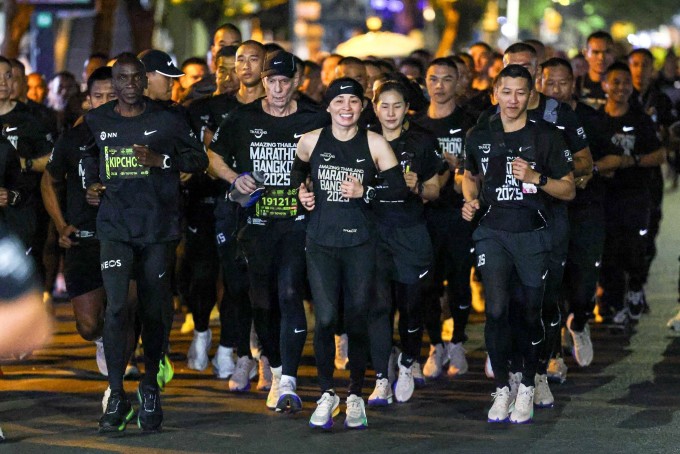 Hoàng hậu Suthida (giữa) tham dự giải chạy Amazing Thailand Marathon Bangkok 2025 vào ngày 30/11. Ảnh: Royal World Thailand