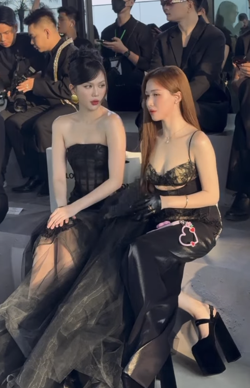 Ngọc Trinh và Hoà Minzy chung một khung hình trong show thời trang mới đây của NTK Đỗ Long. Tuy nhiên, điều khiến fan chú ý không chỉ bởi sắc vóc mà còn là đôi giày "cà kheo" của giọng ca Bắc Bling.