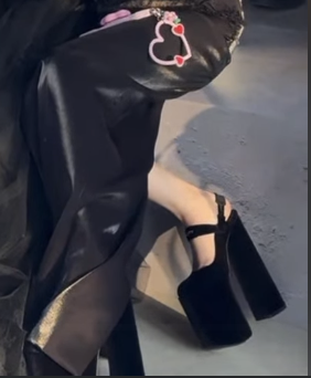 Giọng ca Bắc Bling "ăn gian" chiều cao bằng đôi giày platform 25 cm tiệp màu xiêm y. 