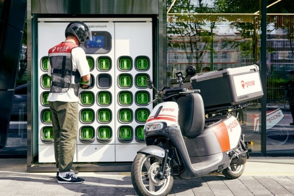 Một trạm đổi pin cho xe máy điện tại Trung Quốc. Ảnh: CleanTechnica