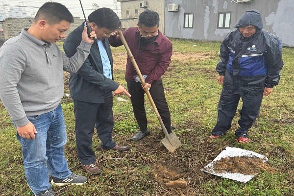 Đoàn liên ngành lấy mẫu đất để mang đi phân tích.