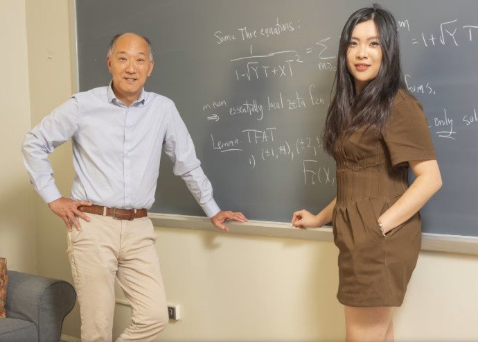 Nhà toán học Ken Ono và học trò Carina Hong. Ảnh: The Wall Street Journal