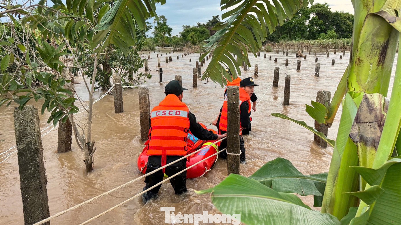 Lực lượng chức năng hỗ trợ nhu yếu phẩm cho các hộ dân bị cô lập.