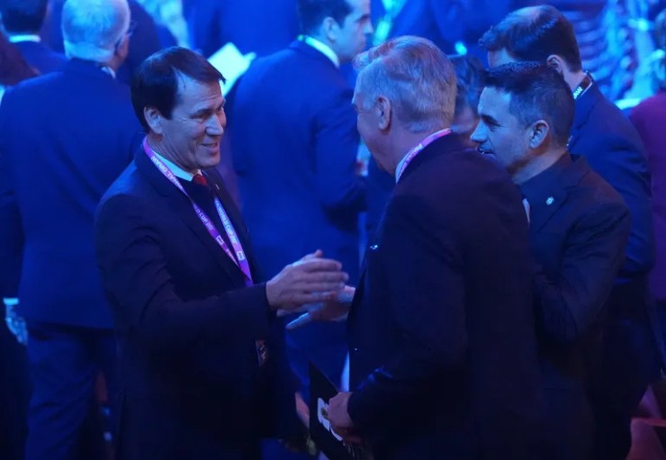 HLV Carlo Ancelotti (ĐT Brazil) trò chuyện với HLV Rudi Garcia (ĐT Bỉ)