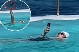 
                Cô gái gây bão vì sống ảo đến mức dùng điện thoại khi bơi            