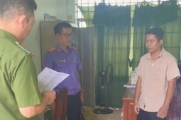 Bắt, khám xét nơi làm việc một cán bộ Ủy ban MTTQ VN xã chiếm đoạt 500 triệu đồng