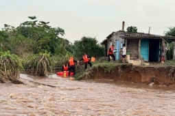 Nước lũ cuốn phăng đường dân sinh ở Lâm Đồng, hàng chục nhân khẩu bị cô lập
