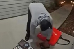 Xem lại camera chủ nhà sốc nặng khi thấy hành động này của tài xế giao đồ ăn