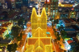 Du lịch - Nhà thờ Đức Bà lung linh đầu mùa Giáng sinh, hút khách đến check-in